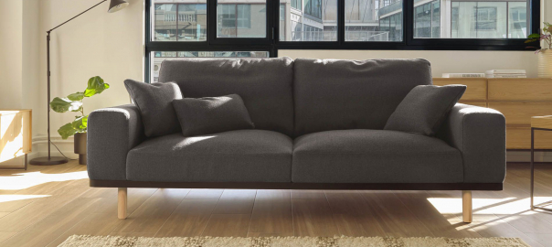 Cómo decorar tu salón si tienes un sofá gris oscuro.