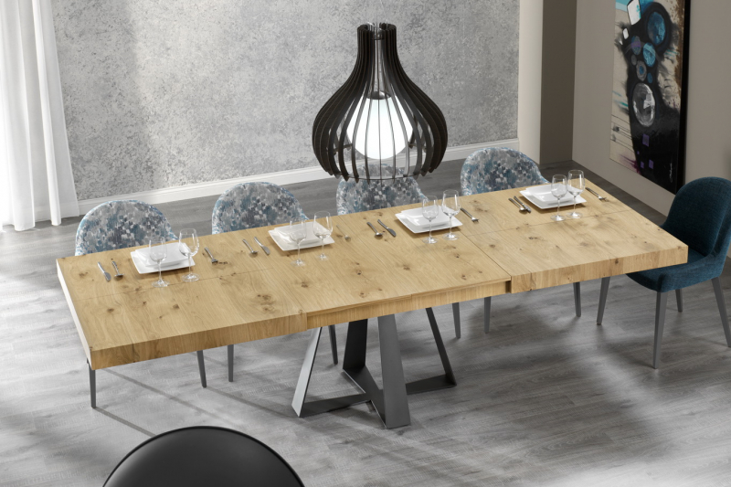 Mesa de comedor con forma rectangular con tapa realizada en madera maciza  chapada en nogal. Original estructura en metal lacado en color grafito. Con  dos extensibles centrales y dos medidas disponibles.